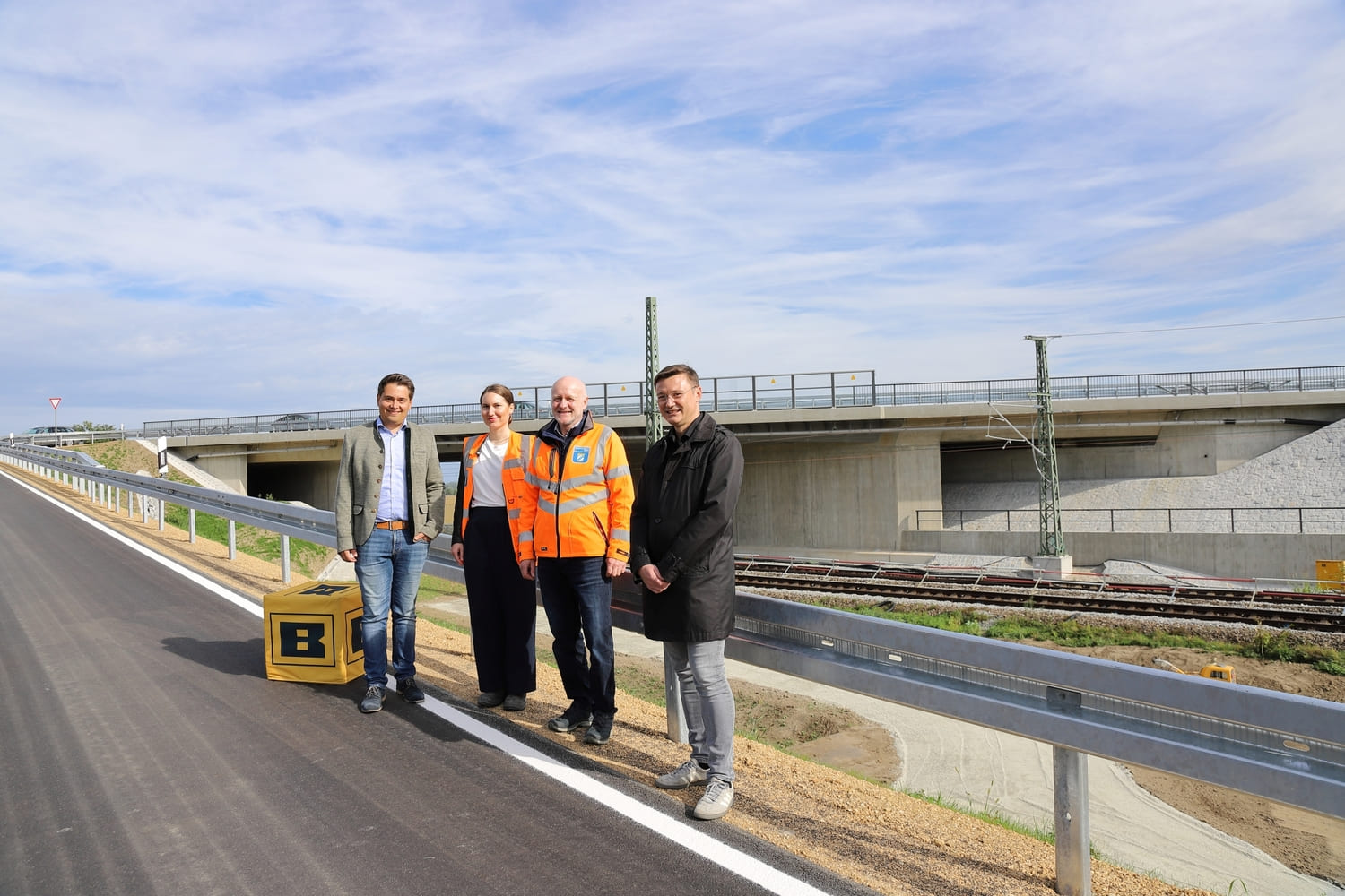 Positive Bilanz zur Baumaßnahme zogen Stefan Hentschinski (Fritsche Ingenieure), Walter Hinkofer und Alexandra Bachl vom Staatlichen Bauamt Passau und Michael Stockbauer, Firma Berger Bau. Positive Bilanz zur Baumaßnahme zogen Stefan Hentschinski (Fritsche Ingenieure), Walter Hinkofer und Alexandra Bachl vom Staatlichen Bauamt Passau und Michael Stockbauer, Firma Berger Bau.